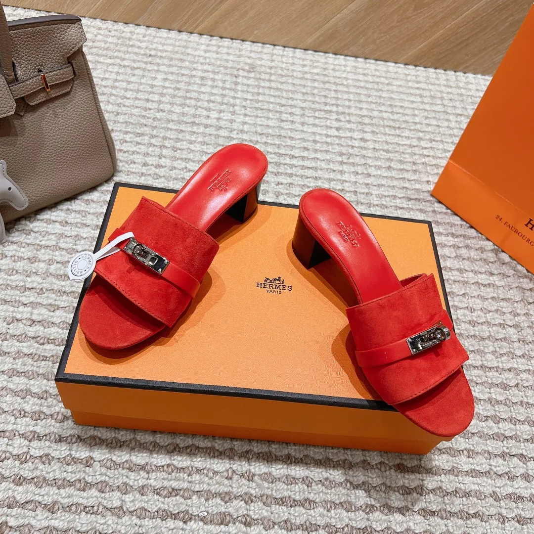 👟👟Ex-factory price 540👟👟 High version of the 2024 spring and summer new HERMES Hermès counter new style. The wedge-heeled Erjiu sandals and slippers, which have been extremely popular recently, are paired with various colorful socks. They are very trendy. Upper: cowhide. Outsole: technological imitation wood sole. Heel height: about 7cm. Size: Female 35-41 (40/41 non-refundable and non-exchangeable)